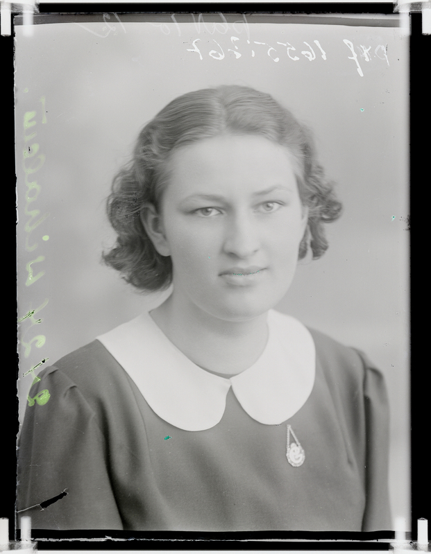klaasnegatiiv, Hilja Vihalem, koolivormi ja lõpumärgiga tütarlapse rinnaportree, Paide 1930-ndad a.
