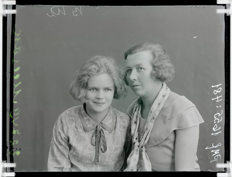 klaasnegatiiv, Meesak, 2 naise poolportreed, Paide 1930-ndad a.