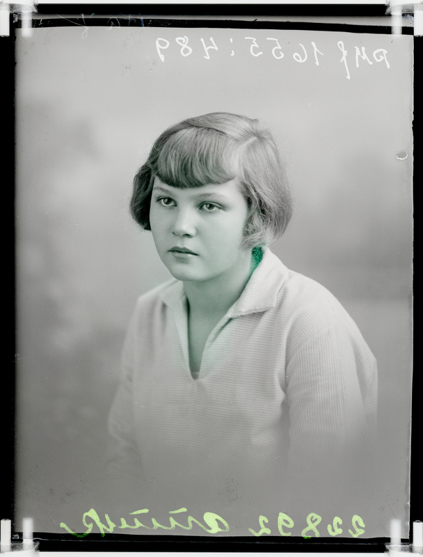klaasnegatiiv, Annuk, neiu poolportree, Paide 1930-ndad a.