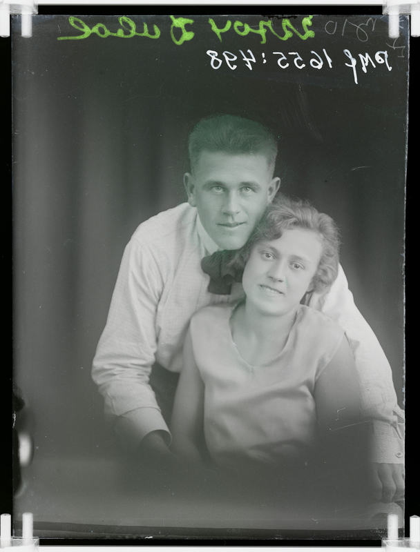 klaasnegatiiv, Dubol, noormehe ja neiu poolportreed, Paide 1930-ndad a.