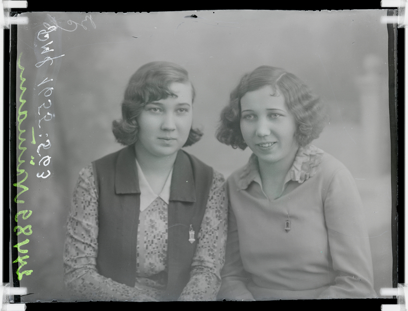 klaasnegatiiv, Salme ja Mertseeda Niimann, poolportreed, Paide 1930-ndad a.