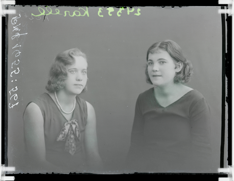 klaasnegatiiv, Karell, 2 noore naise poolportreed, Paide 1930-ndad a.