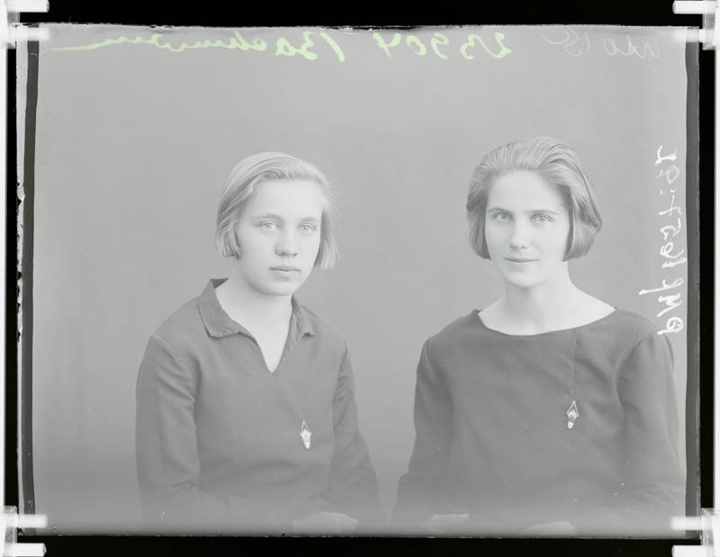 klaasnegatiiv, Bachmann, 2 tütarlapse rinnaportreed, Paide 1930-ndad a.