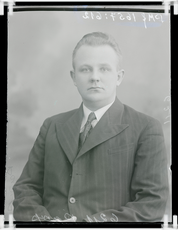 klaasnegatiiv, Paap, noormehe poolportree, Paide 1930-ndad a.