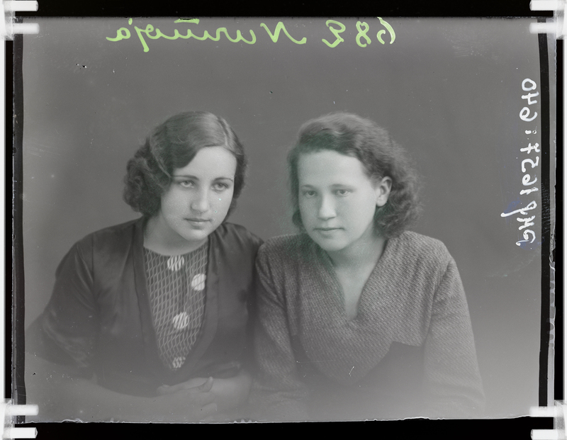 klaasnegatiiv, Nurmoja, 2 naise rinnaportreed, Paide 1930-ndad a.