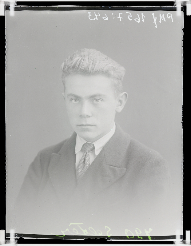 klaasnegatiiv, Selter, noormehe rinnaportree, Paide 1930-ndad a.