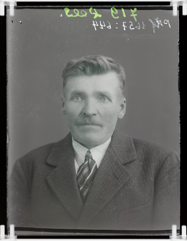 klaasnegatiiv, Lees, mehe rinnaportree, Paide 1930-ndad a.