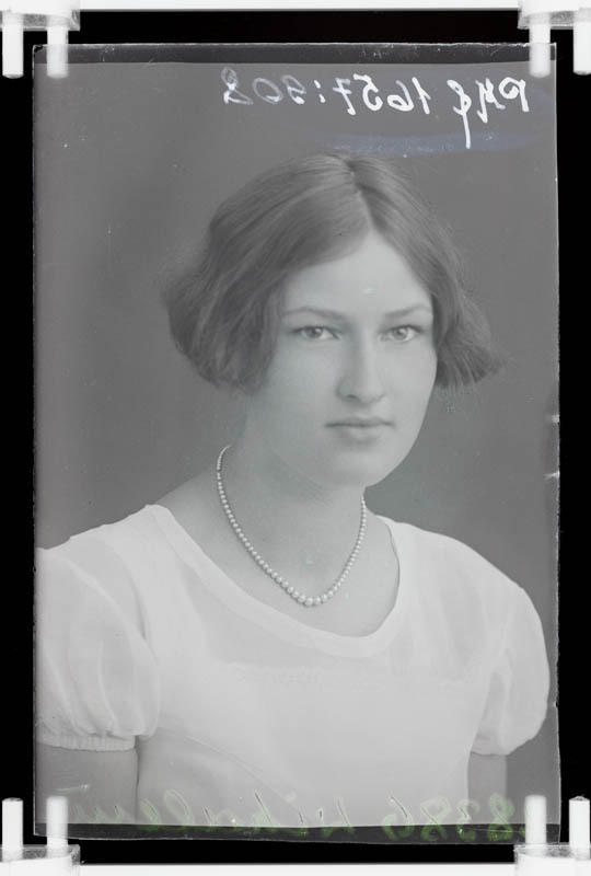 klaasnegatiiv ja foto, Hilja Vihalem, rinnaportree, Paide 1930-ndad a.