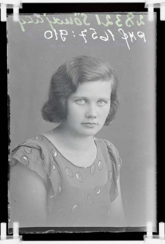 klaasnegatiiv ja foto, Laine Sõnajalg, rinnaportree, Paide 1930-ndad a.