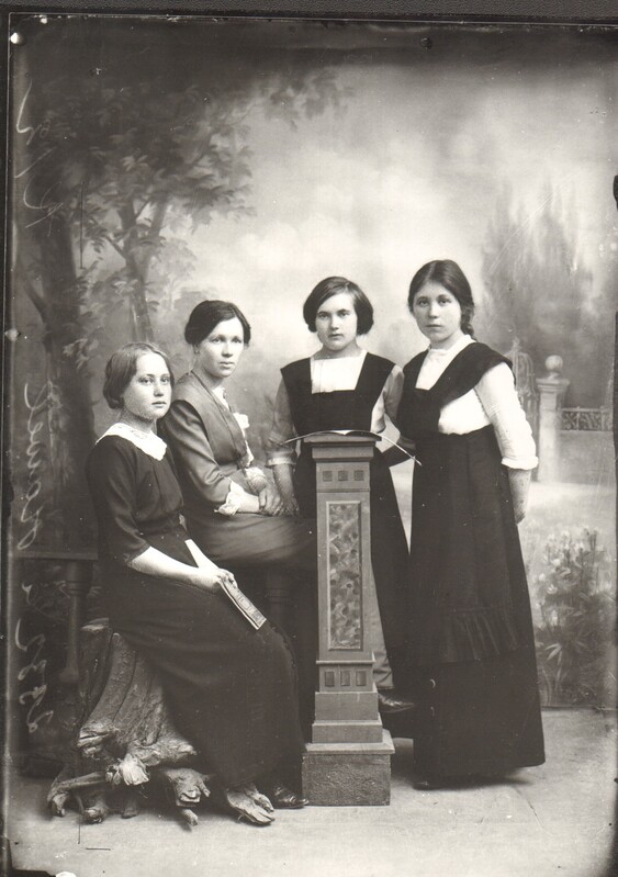 klaasnegatiiv ja foto kahest naisest