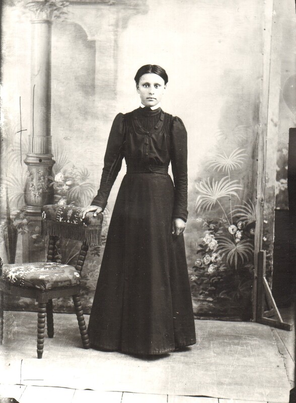 klaasnegatiiv ja foto, tumedas kleidis naine