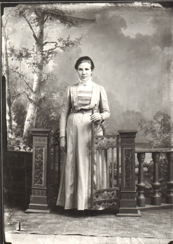 klaasnegatiiv ja foto, heledas kleidis naine