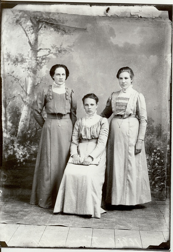 klaasnegatiiv ja foto, kolm naist