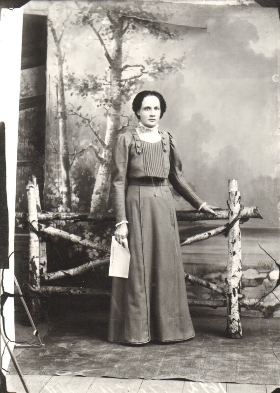 klaasnegatiiv ja foto, heledas kleidis naine