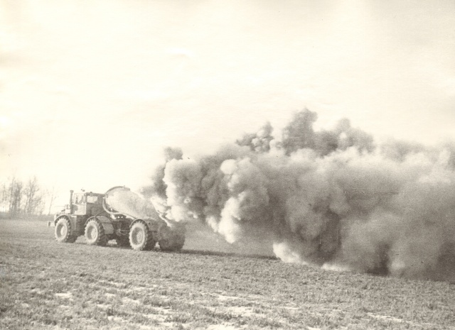 foto, põlevkivituha külvamine Imavere kolhoosis 1989