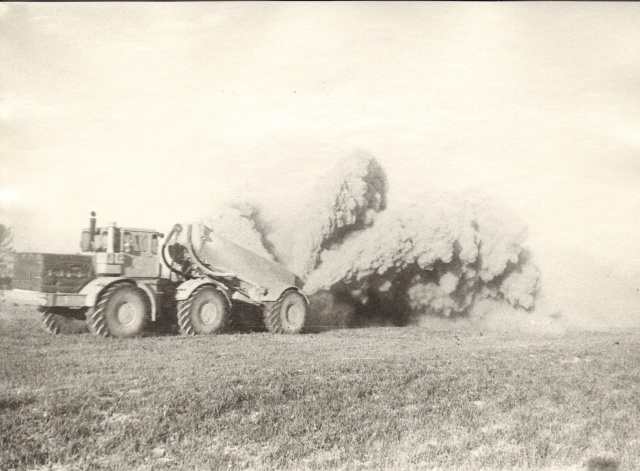 foto, põlevkivituha külvamine Imavere kolhoosis 1989