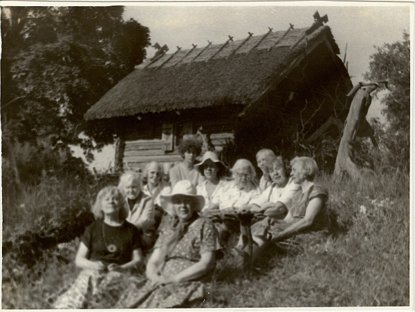 2 fotot, Türi kunstiring külas V. L.-Bogatkinal 1990.a.