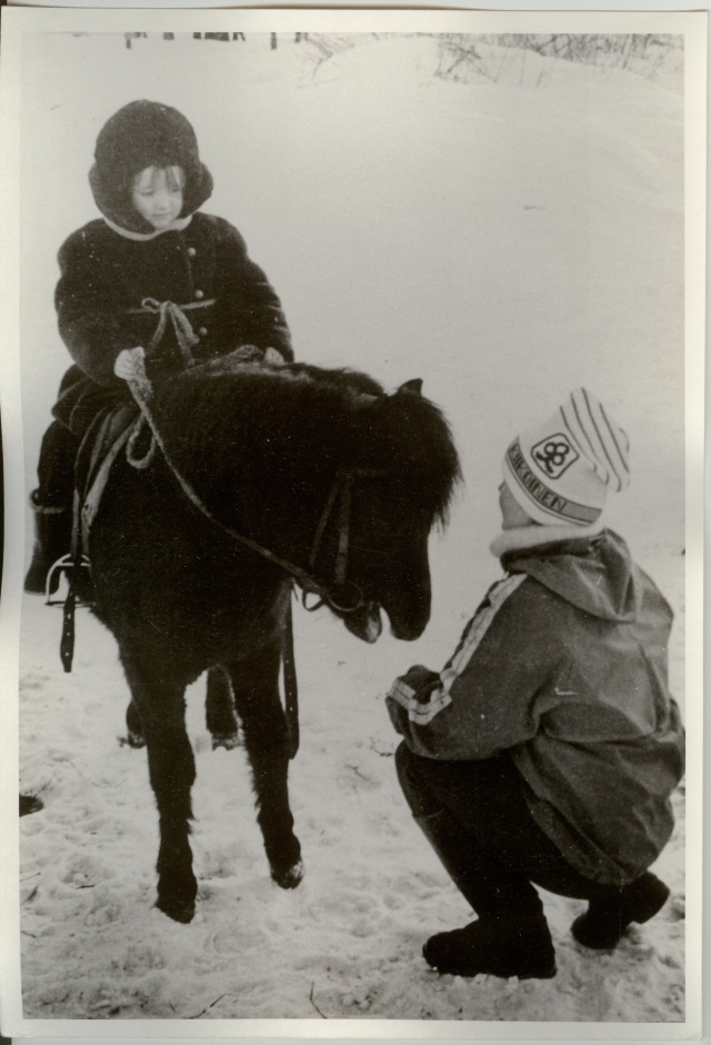foto, V. Laanet tütre Anuga  Alliku sovhoosis 1986.a.