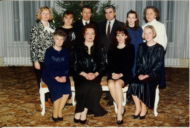 värvifoto Järva Maavalitsuse Perekonnaseisuameti töötajad  1993