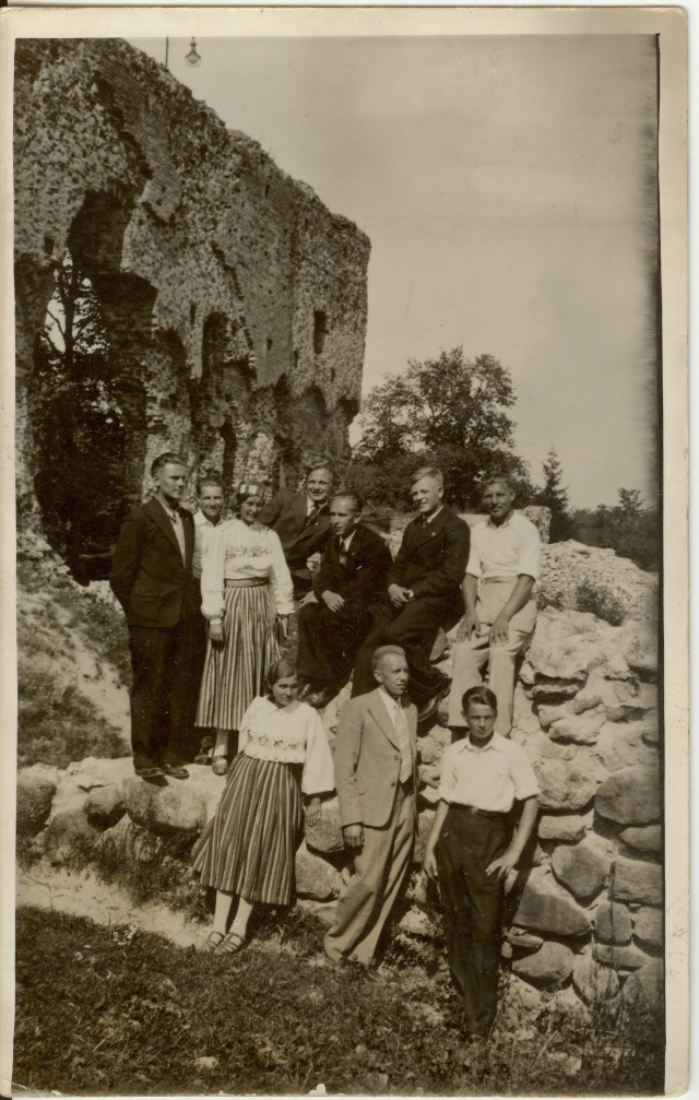 foto noored varemete juures 1930-40