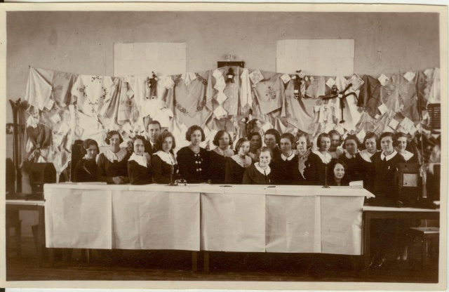 foto Paide Ühisgümnaasiumi õpilaste käsitöö loterii-allegrii 1934