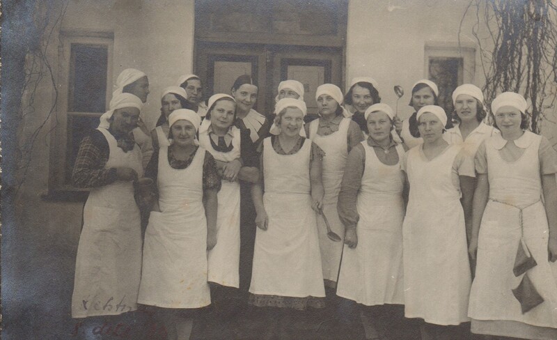 fotoalbum fotodega Kehtna Kõrgema Kodumajanduskooli elust 1935-37, kuulus Helmi Krass Riesenile