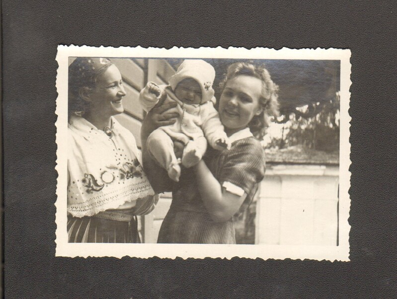 foto Helmi Krass-Riesen rahvarõivais Vodjal 1938-41