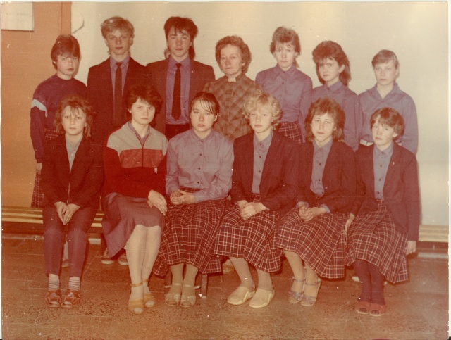 värvifoto Koeru Keskkooli 9.kl. lõpupilt 1980-ndad