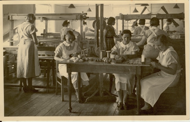 foto Kehtna Kõrgema Kodumajanduskooli kangakudumise õppeklass 1936-38
