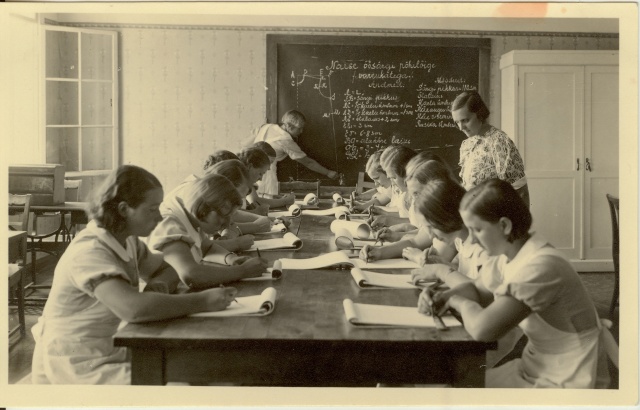 foto Kehtna Kõrgema Kodumajanduskooli  õppeklass 1936-38
