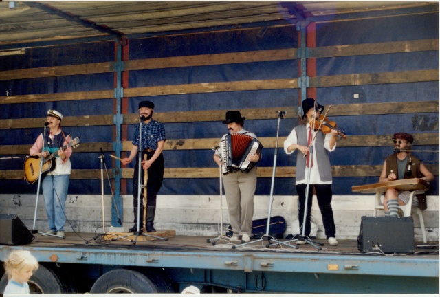 värvifoto Seelikukütid Türi lillelaadal 1995