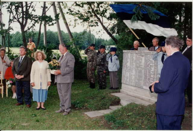 värvifoto 1940-51 vägivaldselt hukkunuile mälestusmärgi avamine Lõõlas 1995