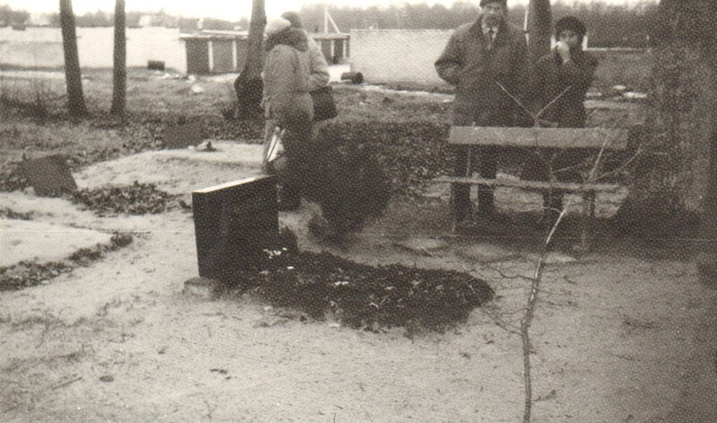 2 fotot, Paide 1. Keskkooli vilistlaspäeval kalmistul 1994