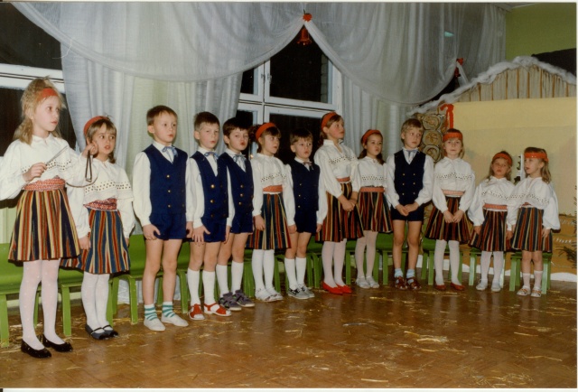 2 värvifotot, Paide 1. Lastepäevakodus 1994