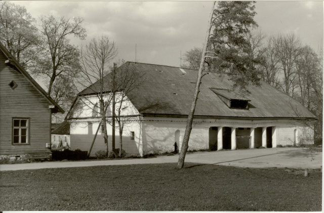 foto Käravete mõisa kõrvalhoone 1986