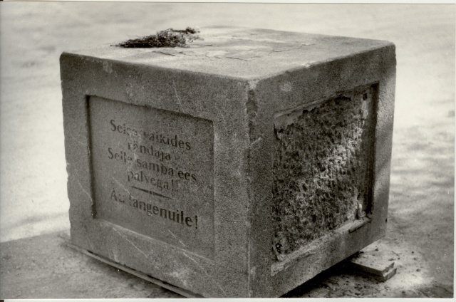 foto Vabadussõjas langenute mälestusmärk pärast väljakaevamist Türi 1988