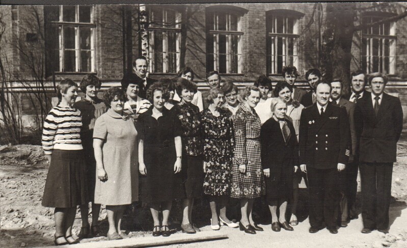 foto Paide Keskkooli vilistlased ja õpetajad 1983