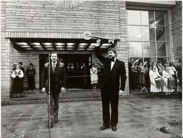 foto Paide uue kultuurimaja avamine sümboolse võtmega 1987