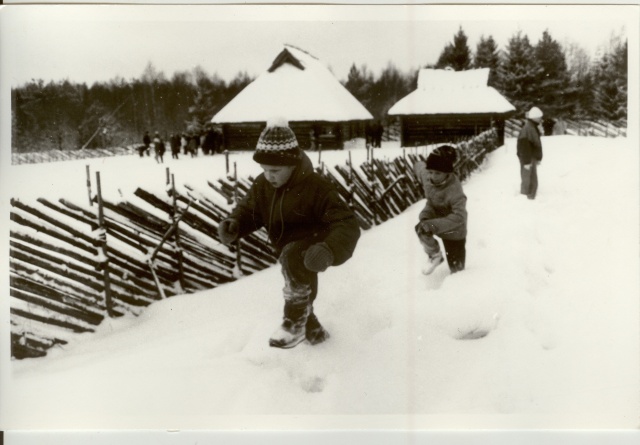 4 fotot A.H.Tammsaare sünniaastapäeva tähistamine 1995