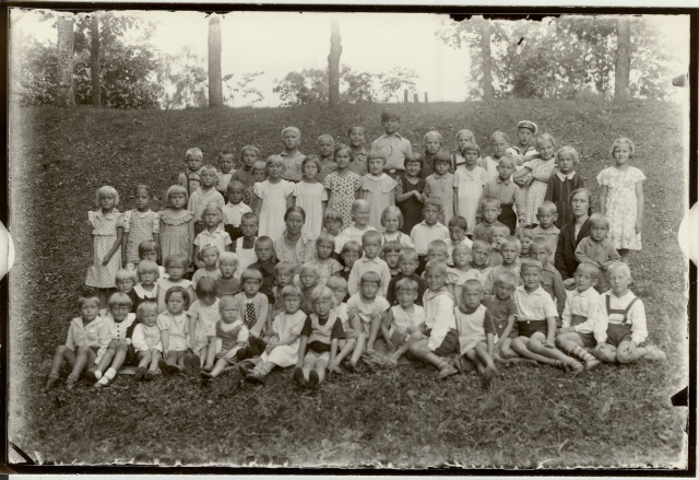 klaasnegatiiv ja foto lapsed mäenõlval ühispildil Paide 1930-ndad