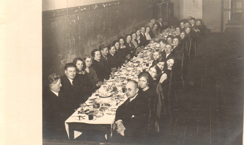 foto seltskond pidulaua taga Paide 1930-ndad