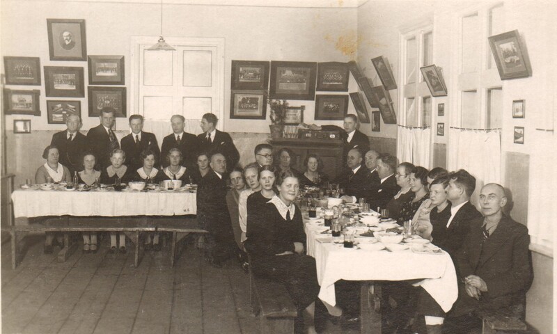 foto kirikukoori liikmed pidulaua taga Paide 1936