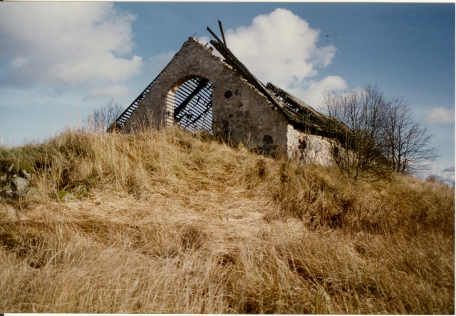 värvifoto Esna mõisa kartulikelder 1995