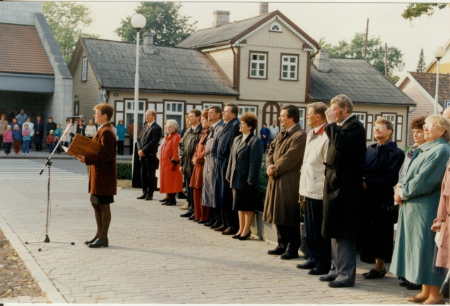värvifoto Lippude väljaku avamine Paide Keskväljakul 1996