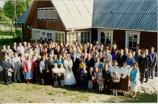 värvifoto Arvo Sarapuu tütre pulmad 1994