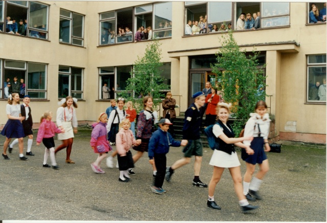 värvifoto Paide Ühisgümnaasiumi 12.klassi tutipidu 1996