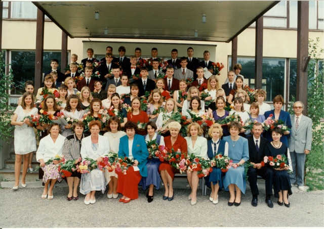 värvifoto Paide Ühisgümnaasiumi 9.klassi lõpetajad 1996