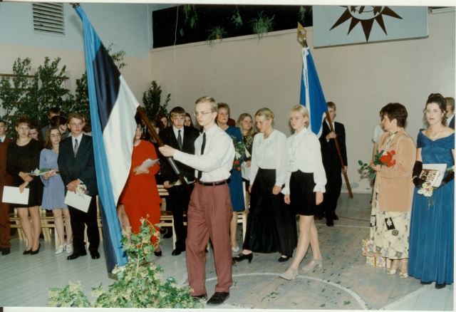 värvifoto Paide Ühisgümnaasiumi 12.klassi lõpuaktus 1996