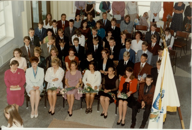 värvifoto Türi Majandusgümnaasiumi 9.klassi lõpuaktus 1996