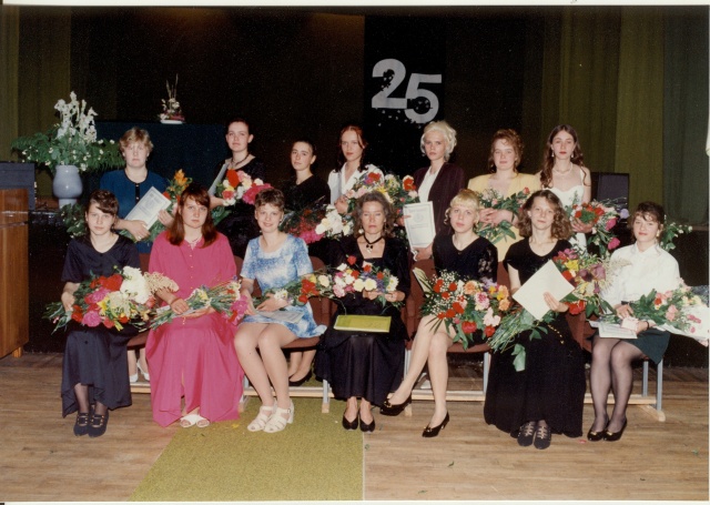 värvifoto Paide Kutsekeskkooli lõpupilt 1996